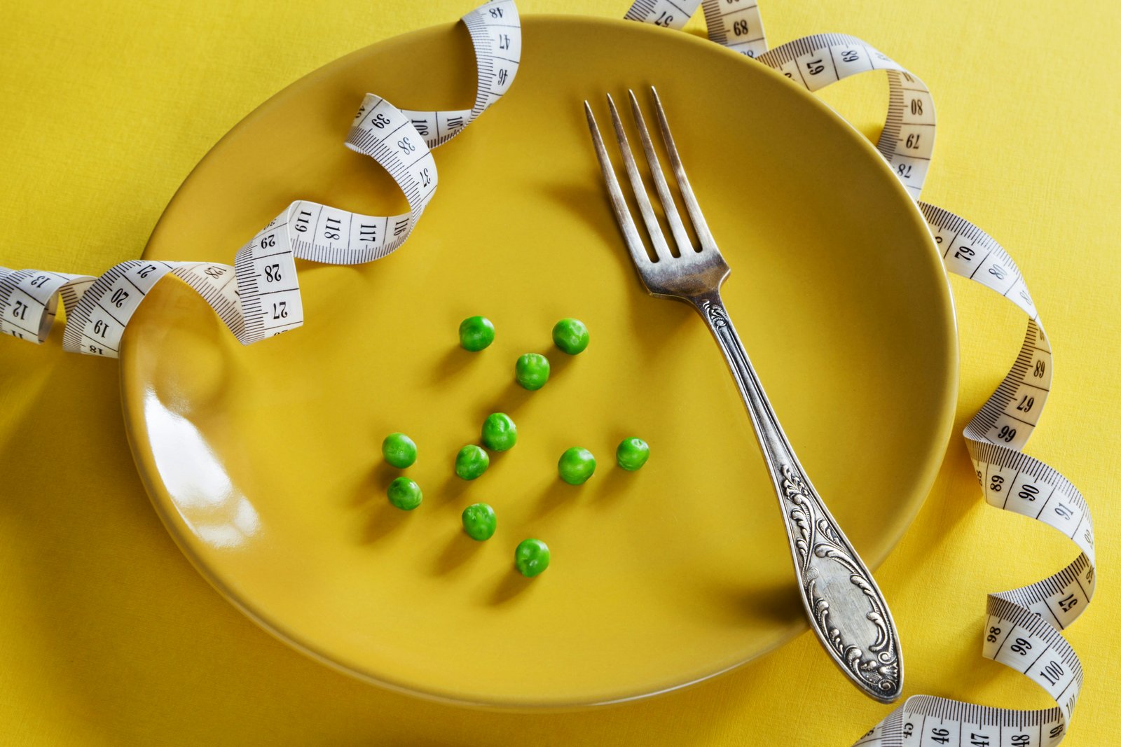 Alimenti freschi e sani disposti su un tavolo