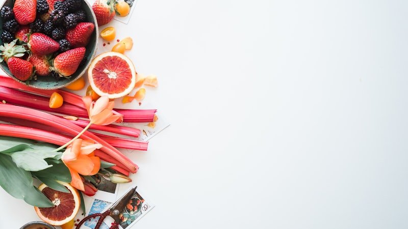 Tavolo apparecchiato con frutta, ciotola di yogurt e orologio — pasti in finestra alimentare