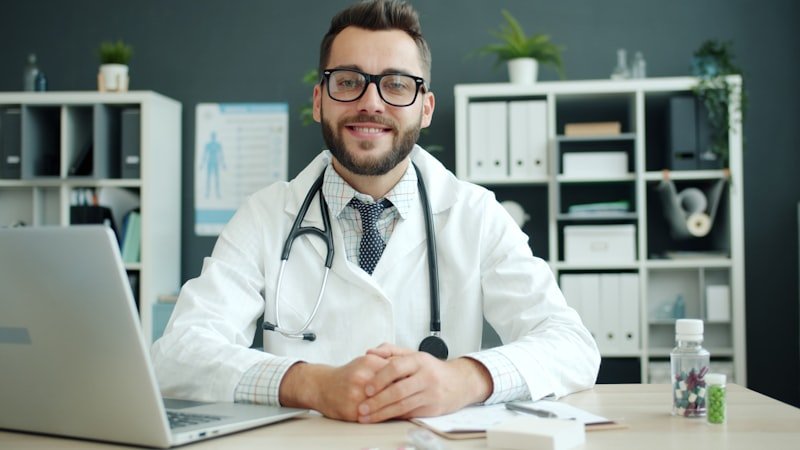 Professionista sanitario alla scrivania con stetoscopio — colloquio di consulenza
