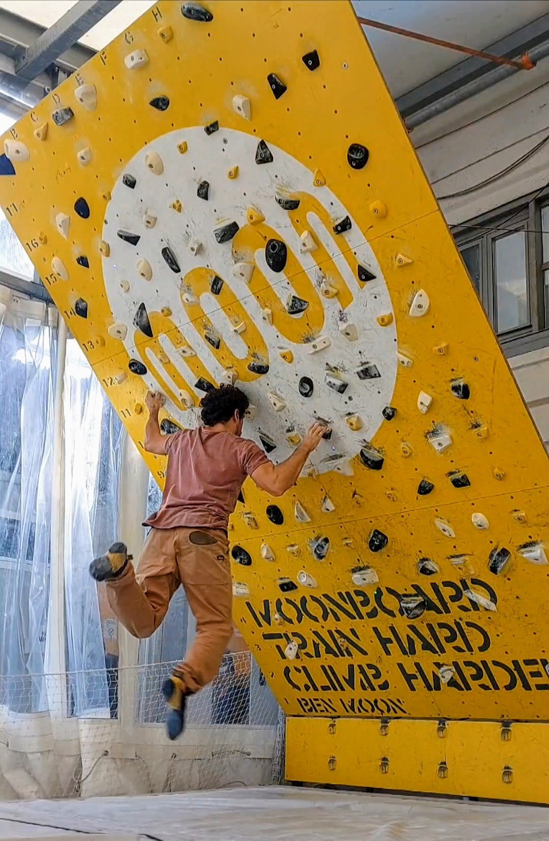 Federico Dotti durante un boulder sul MoonBoard